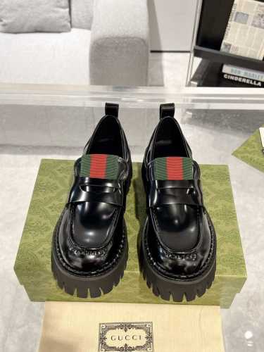Gucci 条纹织带厚底单鞋 乐福鞋 始创于1950年代的原版品牌细节在这双鞋上浪漫焕新。取材自马术世界的条纹织带已经成为高雅俱乐部的象征，正在以新的方式重新登