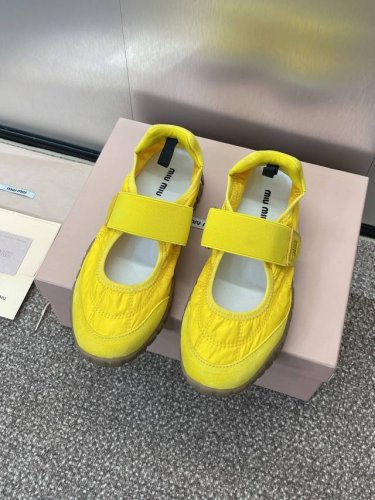 工厂p价p Miumiu 2025 高定系列走秀新款魔术贴休闲运动德训女鞋 缪缪明星同款字母Logo圆头拼色阿甘跑鞋 材质:鞋面进口羊猄皮 环保透气防水尼龙科技