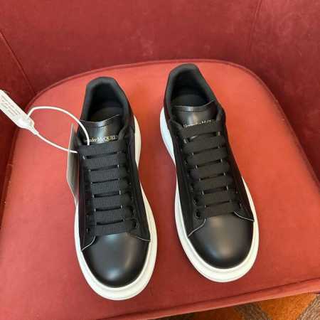 Alexander McQueen 极品代购级别，顶级版本！MQ麦昆运动鞋时尚休闲！麦昆小白鞋看遍了市场上所谓的最高版本，已经无力吐槽... 鞋面：原版定做蜡感 - 点击图像关闭