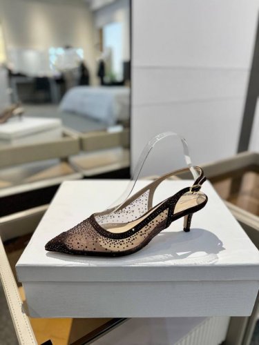 价格： Gianvito rossi 2025新款凉鞋顶级版本代购品质这双施华洛奇水钻搭配网高跟尖头后空凉鞋，水钻闪耀着奢华光芒，如同繁星点点。网面设计独具韵味