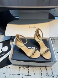 chane*｜小香25C夏季新品双C五金链条高跟凉鞋 香家的这款系列真的太美了 真的把女人的优雅知性气质表现的淋漓尽致！ 脚感舒适！上脚超级仙美又百搭！ 配一条