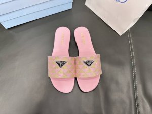 橙子出厂价 Prada 普拉达春夏新款 复古刺绣平底拖鞋 一字带拖鞋 沙滩凉拖 码数：35-42