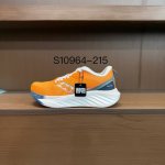 纯原 Saucony Triumph 22索康尼胜利22代旗舰级缓震型跑鞋 性能相比前几代再升级：鞋面采用全新升级的工学网设计 贴合脚部更透气 中底部分使用最新