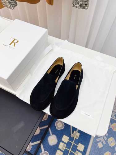 The row_新款复古乐福鞋 新款The Row乐福鞋，第一眼看到这个鞋子就爱上了，带点复古味随意搭配都好看！各大网红博主都在穿它，前后无港宝，整个鞋子非常柔