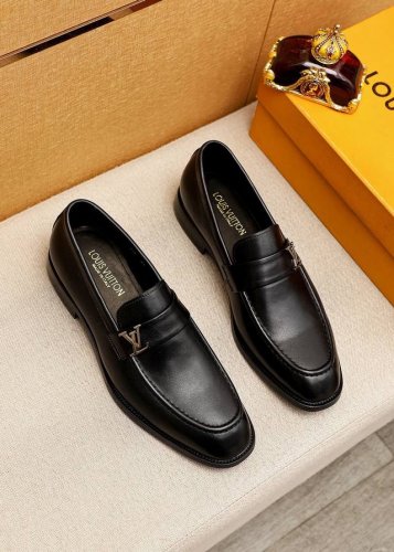 商品商标：Louis Vuitton 路易威登 休闲皮鞋 正码码数: 38-44 45.46订制 商品材料：精选 进口小牛皮鞋面+原版五金扣，进口头层牛皮内里。