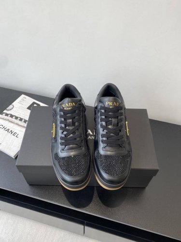 女 男 Prada 普拉达 新款休闲运动鞋 板鞋 情侣款顶级原版1:1版本 可对比市场任意版本 全部定制材料 独家开模大底 细节全部对版出货 连包装也做到跟正品