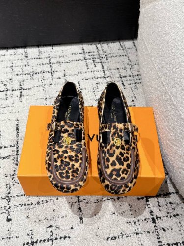 louisvuitton 25 夏季最新 马毛 乐福鞋 简约精致 高级感满满 尽显优雅气质 上脚超好看 拉满了夏日美鞋绝绝子啊 材质 原版进口马毛面料 内里 羊