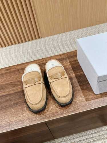 迪奥穆勒鞋包头半拖鞋 这款融入 Dior 非凡的精湛工艺，重新诠释经典乐福鞋设计。采用绒面羊皮革等材质精心制作，饰以白色皮毛一体里料提升格调，正面皮革标签饰以金