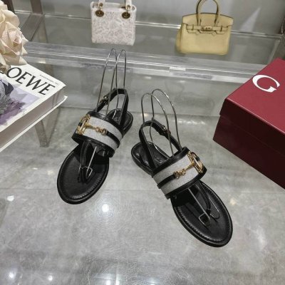 8023-2 黑布 35-43 这款女士夹趾凉鞋搭配饰经典马衔扣细节金色调配件，彰显品牌传承。采用精致绒面材质打造，设计优雅而不失随性，是温暖季节的理想单品。