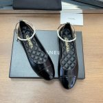 春新款 CHANEl 23C小香早春系列珍珠芭蕾舞鞋，玛丽珍鞋 、单鞋。 双C五金及金属山茶花镶嵌珍珠吊坠，珍珠脚链装饰精致优雅 、经典元素高级感满满！五金吊坠