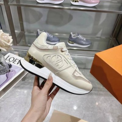 高版本情侣款L家官网同步 新款火爆上市，这款Neo Run Away运动鞋的灵感源自跑鞋，将Lv标志性的必备鞋款融入潮流，该版本原版1：1复制 采用双色小牛皮制