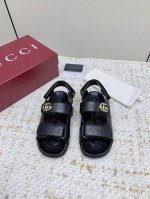出厂 高版本 Gucci 夏季最新款凉鞋，拖鞋，沙滩鞋 百搭M多裙子 裤子，网红搭配不同颜色袜子穿也超级洋气 Gucci原版牛皮面 双G水钻Logo Tpu防滑