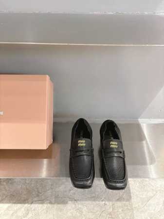 高跟 MiuMiu谬谬2024秋季新款乐福鞋 原版 1：1开发，各大明星 网红的热爱款 ，亲肤柔软秋季必备款 鞋面简约设计性感 面料完全对版的柔软小牛皮 内里垫 - 点击图像关闭