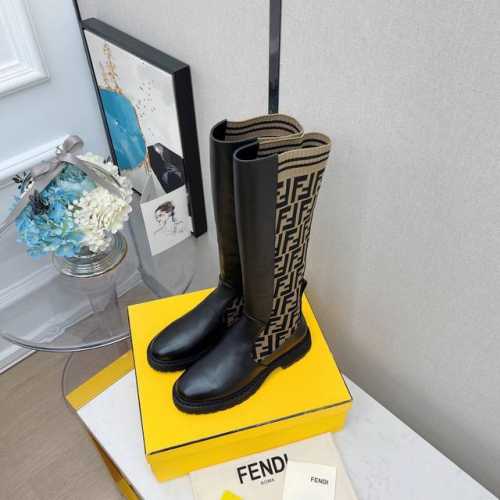 中筒 - 约33cm Fend*全新升级版本马丁靴经典秋冬系列 FF袜子弹力中筒靴Rockoko超显瘦 鞋面：弹力FF飞织袜筒软牛皮 内里：羊皮内里 鞋底：原版
