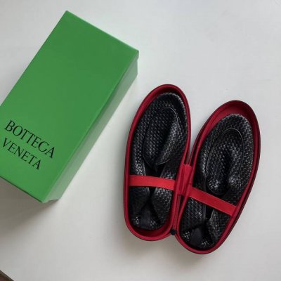 Bv 顶级 情侣款Size: 39-44 葆蝶家Bottega Veneta经典新款编织平底男士Sundy便鞋 Intrecciato黑色羊皮革编织便鞋，整鞋羊