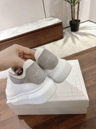 专柜最新爆款 双层尾搭配 女款 男款 顶级高端版本Alexander Mcqueen 亚历山大麦昆 Ss 新款 阔型运动鞋小白鞋休闲鞋新色 后尾巴真的是太有特色
