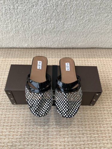 P网面380P钻面400 Alaia 25Ss 网面平底夹趾拖鞋 超级别致的设计有种独特优雅气息的感觉 网面夹脚的款式隐藏起来 独特风格配上不同款式 不同风格都