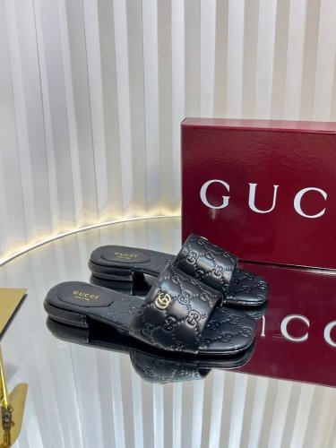 gucci新款小牛皮迷你Gg压纹双G扣凉鞋拖鞋！原单品质！每个细节皆经过精心细致打造，可与Zg对比一，无二品质！这款露趾凉拖鞋采用迷你G G压纹皮革制作，匠心打