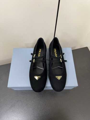 双带羊猄 PRADA 25ss 普拉达秋冬新品 实力来袭 玛丽珍单鞋 芭蕾舞鞋超级爆系列爆品，各大网红明星乔欣，程潇，同款圆头三角扣 玛丽珍单鞋 ！时髦百搭ni