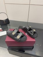 橙子出厂价p gucci 古驰 春夏新款 水钻双G扣魔术贴平底拖鞋 沙滩休闲凉拖 现代设计美学探索独特匠心之路 巧妙融合品牌经典元素与备受喜爱的品牌标识 这款凉