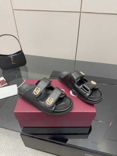 橙子出厂价p gucci 古驰 春夏新款 水钻双G扣魔术贴平底拖鞋 沙滩休闲凉拖 现代设计美学探索独特匠心之路 巧妙融合品牌经典元素与备受喜爱的品牌标识 这款凉