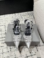 顶级版本 Balenciaga 25S 巴黎世家 春夏新款 双B 扣尖头 凉鞋 单鞋 高跟鞋 巴黎世家出的高跟鞋都很会拿捏女人心！简直美呆了！ 上脚熠熠生辉！而