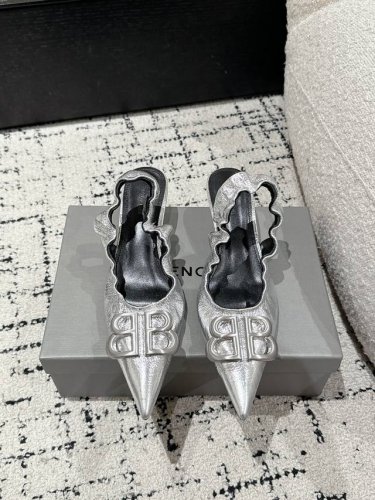 顶级版本 Balenciaga 25S 巴黎世家 春夏新款 双B 扣尖头 凉鞋 单鞋 高跟鞋 巴黎世家出的高跟鞋都很会拿捏女人心！简直美呆了！ 上脚熠熠生辉！而