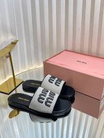 Miumiu缪缪春草编拖鞋 miumiu平底微标凉鞋拖鞋简约大气时髦耐看不过时是时尚圈永不退潮的经典所在 复古的英伦风格 让你穿出不一样的气质 面料 1:1草编