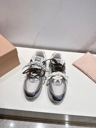 Miumiu 25Ss 春夏新款 代购级神鞋驾到 这双厚底运动鞋真的绝了 牛皮+原版网面拼接 高级感直接拉满 双鞋带设计小心机 随手一系都是时髦精本精 原版开模