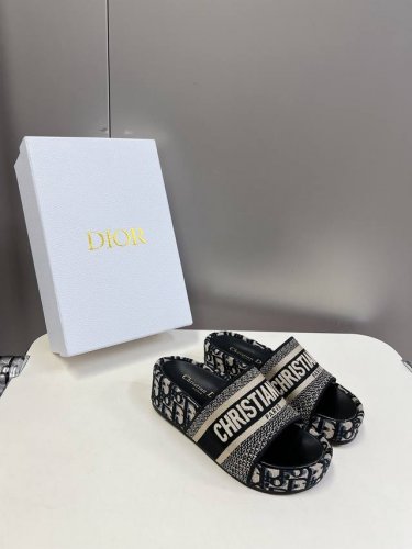 顶级版本 Dior迪奥经典款棉质3D立体刺绣印花厚底凉拖鞋 专柜长青款 超多网红路人种草 顶级品质原版飞织纯棉3D立体刺绣 印花 上脚非常舒适 内里垫脚牛皮～幸