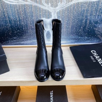 出厂 CHANEL 』香奈儿最新马丁靴系列！顶走级秀系列秋冬主季打款，超爆级款的节奏！出行必备单品！随意搭配么怎穿都好看 值得收鞋入柜的一款美鞋实超物级美 面料
