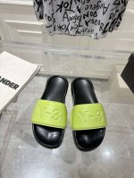 出厂 Y-3 25S早春平底拖鞋，简直是今年时尚圈的王炸！这拖鞋简直是显白界的扛把子，黑色低调奢华，绿色生机盎然，嫩绿色清新俏皮，酒红色复古迷人，无论什么肤色，