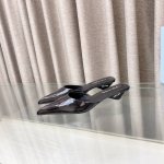 prada 普拉达2025春季新款缎面半拖凉鞋 采用进口缎面面料，丝网印花皮革三角形徽标，皮革鞋底饰有金属字母徽标；3.5厘米皮革包覆鞋跟 码数：35～39 3