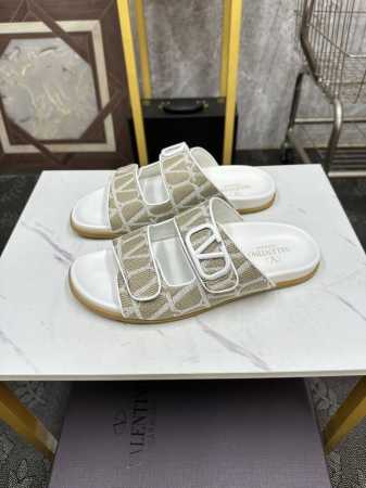 实价 。 Valentino-华伦天奴 夏季拖鞋，鞋垫采用高弹乳胶铺垫，好看耐穿、潮流指数一直都是、绅士款、超级舒适好穿 配原版包装码数：39-44 45定做不 - 点击图像关闭