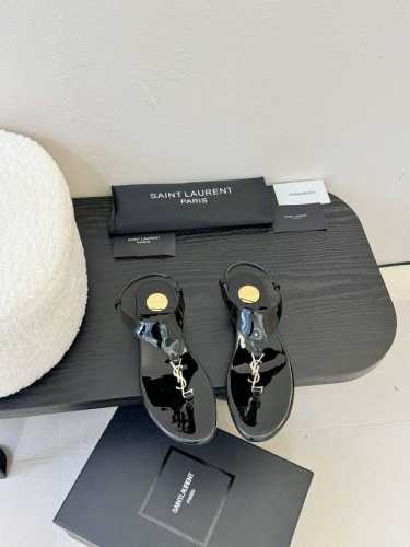 YSL 圣罗兰 SAINT LAURENT 新款凉鞋很难不爱这款啊... 真的炒鸡喜欢！懂货的姐妹可以 对比噢.鞋面 进口牛皮垫脚 羊皮意大利真皮大底码数 34