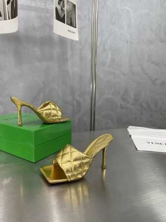 Bv 葆蝶家 新加金属小羊皮4色 深口拖鞋 金色 Bottega Venet 深口面包拖鞋继续延续 夸张的各种配色 必将影响穿搭界 各个明星 博主争相试穿 全部 - 点击图像关闭