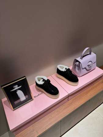 PRADA 普拉达2024秋冬新款△三角标一脚蹬羊毛鞋，厚底靴 雪地靴 双色擦色牛绒真羊羔毛棉靴雪地靴真皮沿条 双色TPU大底 材质细节可对比原版，市面普通版本 - 点击图像关闭