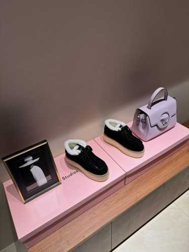 PRADA 普拉达2024秋冬新款△三角标一脚蹬羊毛鞋，厚底靴 雪地靴 双色擦色牛绒真羊羔毛棉靴雪地靴真皮沿条 双色TPU大底 材质细节可对比原版，市面普通版本
