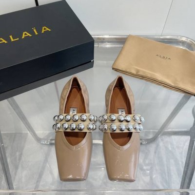 alaia 阿莱亚 24Ss新款 猪鼻子金属扣芭蕾舞平底跳舞鞋 azzedine Alaia 法国一线奢侈品牌 时尚界最后的手艺人 面料 小牛皮 内里: 进囗混