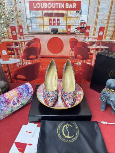 花皮漆皮单鞋 特别颜色定制款 Price： RMB 定做不退换 Size：34-44 34.40.41.42.43.44半码定做不退换 Colour：颜色多多