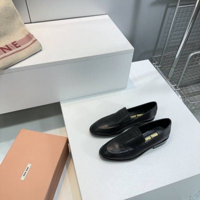 高品质出厂 顶级品质Miumiu缪缪25春夏新款简易复古平底乐福鞋单鞋 春夏清新配色曲线优美 日常穿搭都很搭鞋面压印有专属标识性Logo格调 上脚尽显优雅魅力