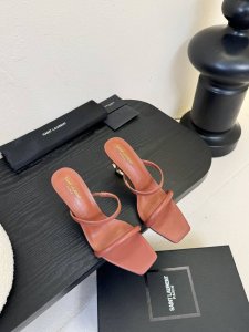 Saint Laurent 圣罗兰坡跟鱼嘴凉鞋Lee金属钻链条尖头高跟鞋Ysl姐姐的美丽尤物高跟鞋 又是人间圣罗兰 Rose同款的高跟鞋化很好修饰脚型，奢华金属