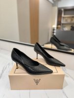 出厂 Vanda Novak来自意大利品牌 全网独家 耗时3个月研发 鞋跟独特设计酒杯 重磅系列 众多联手意大利品牌 推出高级感满分的鞋款系列 火遍Ins神仙绝