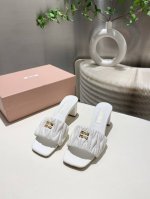 出厂价 。2025MiuMiu 春夏新款拖鞋系列 1：1开模. 欧美名媛 明星 网红款 ，亲肤柔软春夏必备款 富有时尚元素，鞋面外表电绣缪缪扣子贵气感十足， 面