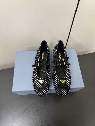 双带钻面 PRADA 25ss 普拉达秋冬新品 实力来袭 玛丽珍单鞋 芭蕾舞鞋超级爆系列爆品，各大网红明星乔欣，程潇，同款圆头三角扣 玛丽珍单鞋 ！时髦百搭ni