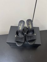 Chanel 小香家 2025春夏新款高跟一字带鱼嘴拖鞋 凉鞋 入眼就是满满的优雅与别致 8.5Cm螺旋水钻高跟精致时尚 拉长腿部比例 组合在一起有一种11大于