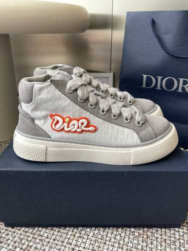 Dior 迪奥B33系列 25ss最新蛇年限定 休闲运动鞋 滑板鞋 情侣款25ss春季新品 重新诠释经典的网球鞋 时尚的廓形突显厚实感 采用海军蓝色和白色提花面