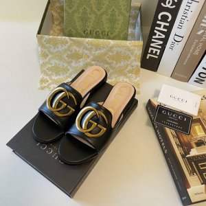 橙子出厂价p gucci 古驰 夏季新款 金属扣饰平底拖鞋 休闲凉拖 码数 35-42