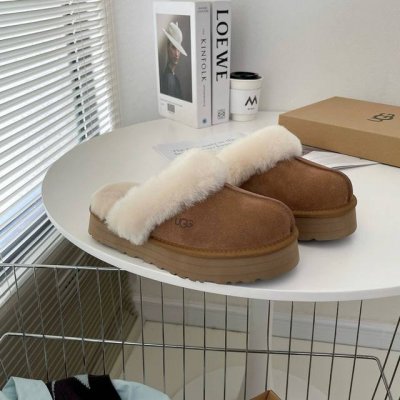 UGG 羊毛拖 厚底 专柜最新 ！ 秋冬休闲经典平底舒适居家毛毛拖 编号： 3876 明星 博主 春夏钟爱毛毛拖.～ Eva松糕鞋底、羊毛鞋面鞋垫脚 颜色：灰色