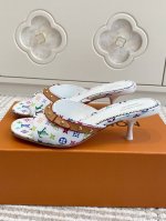 Louis L驴家LV x TM联名款村上隆 黑白三彩平底 猫跟凉拖鞋顶级品质本款 6AM 蝴蝶结凉拖出自路易威登 x 村上隆再版系列，为全幅 Monogram